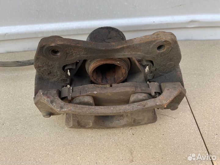 Тормозной суппорт передний правый Kia Ceed (ED)