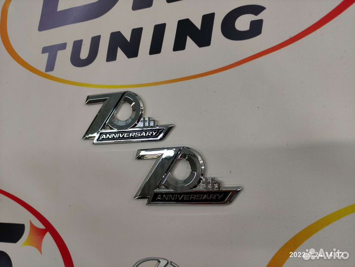 Шильдик 70TH anniversary Toyota хром