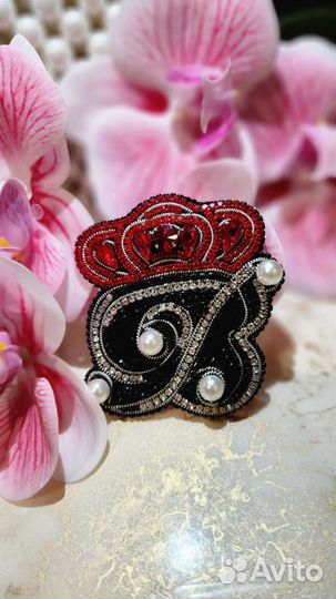 Брошь буква В с короной