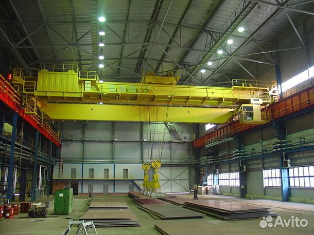 Машинист мостового крана крановщик