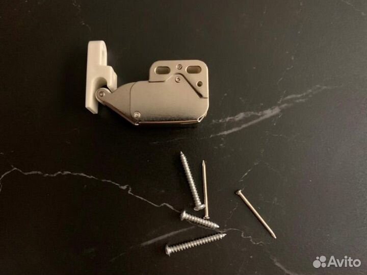 Нажимная защёлка для люков