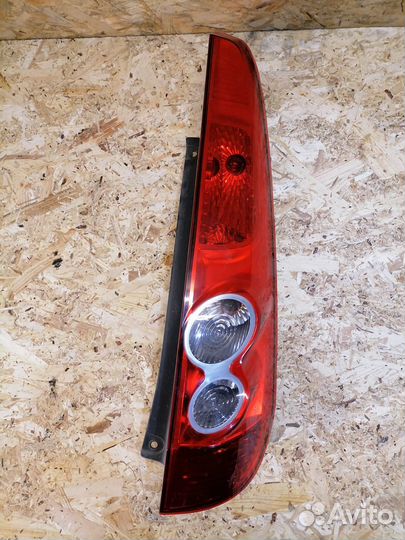 Фонарь правый Ford Fiesta MK5