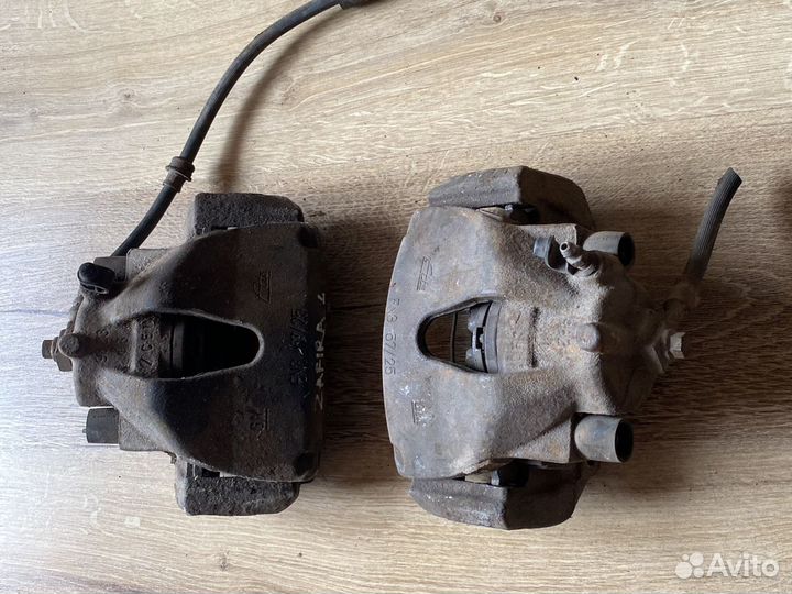 Opel zafira а передний суппорт L-R