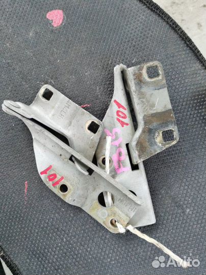 Петля капота Nissan Sunny FB15