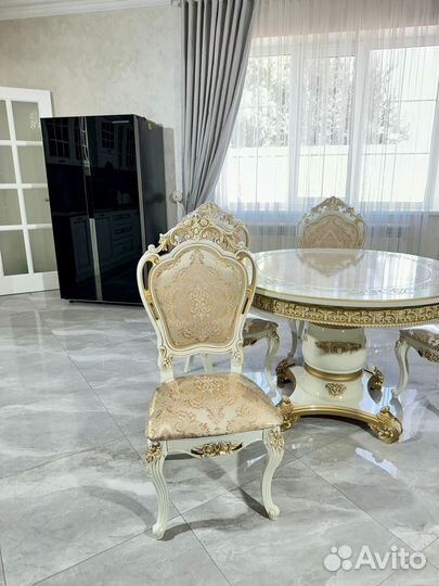 Кухонный стол и стулья