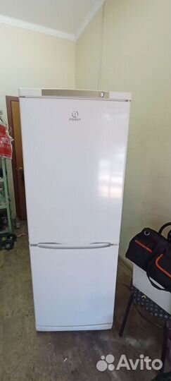 Холодильник indesit