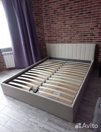 Кровать с мягким изголовьем