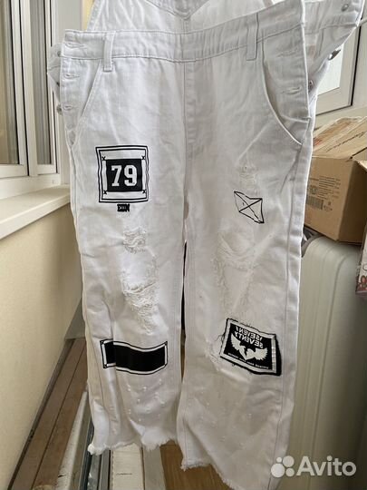 Джинсовый комбинезон белый с нашивками 44-46 р-р