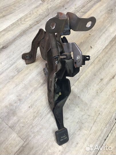 Педаль стояночного тормоза Infiniti G35 V36 VQ35