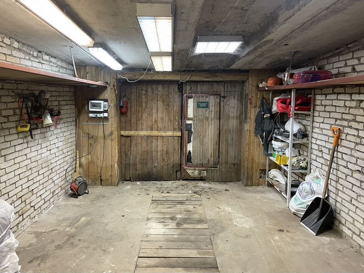 Гараж, > 30 м²