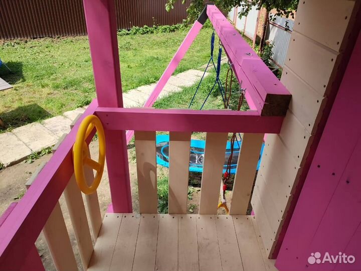 Детский деревянный домик на сваях