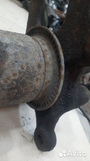 Кулак поворотный передний правый