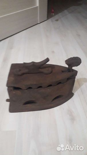 Старинный угольный утюг