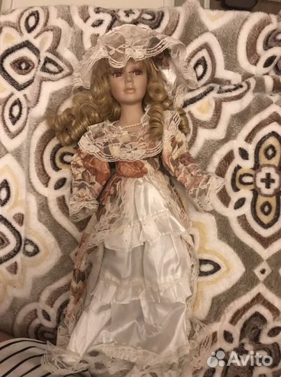 Кукла фарфоровая