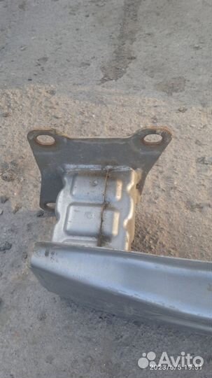Skoda Yeti усилитель бампера задний