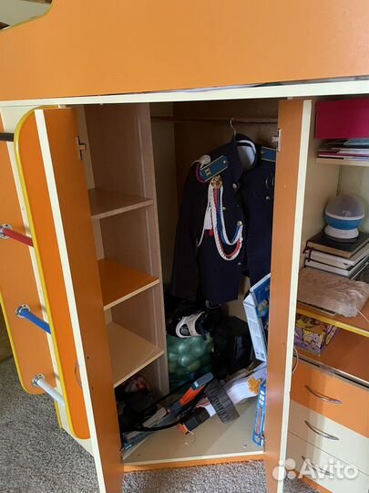 Кровать-чердак со столом и шкафчиком