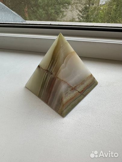 Пирамида из оникса