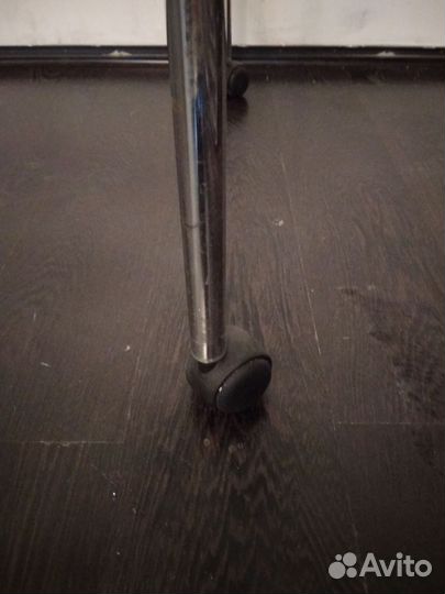 Вешало металлическое на колесах