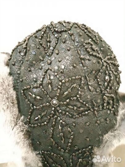 Шапка из натурального меха украшена кристаллами