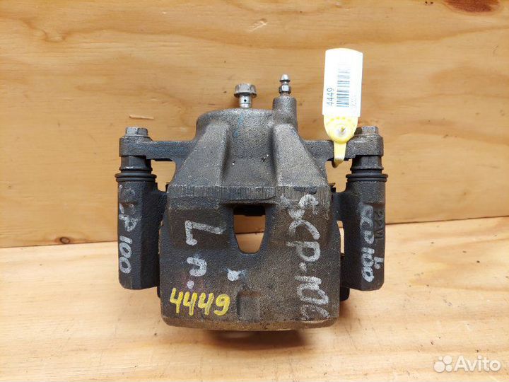 Суппорт передний левый Toyota Ractis SCP100 2szfe