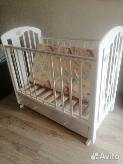 Детская кроватка с маятником