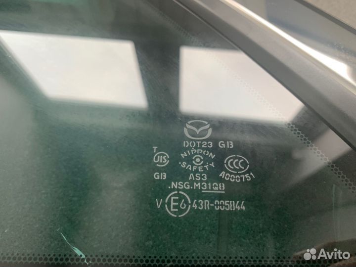 Стекло (форточка) на mazda