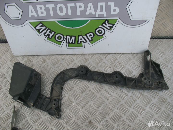 Направляющая заднего бампера Ford Focus 3 2012г