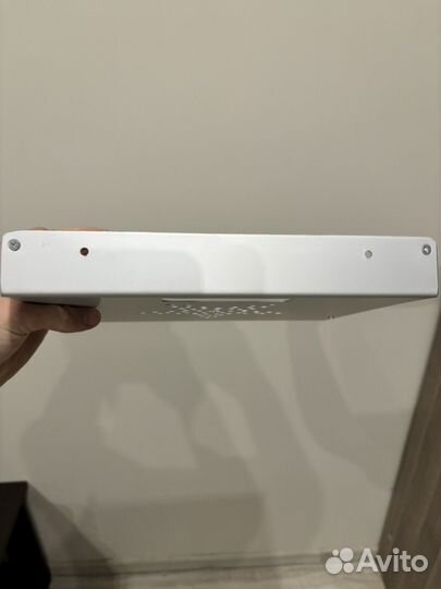 Полка настенная для WiFi роутера и проектора