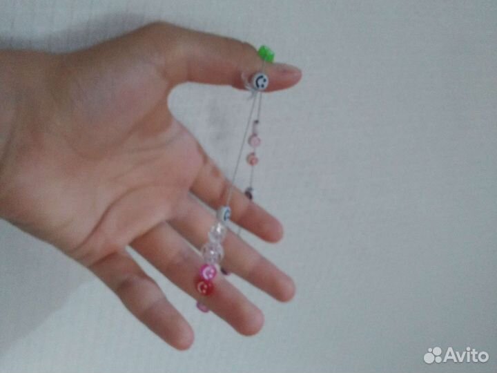 Набор из бисера и смайликов. Браслет на резинке