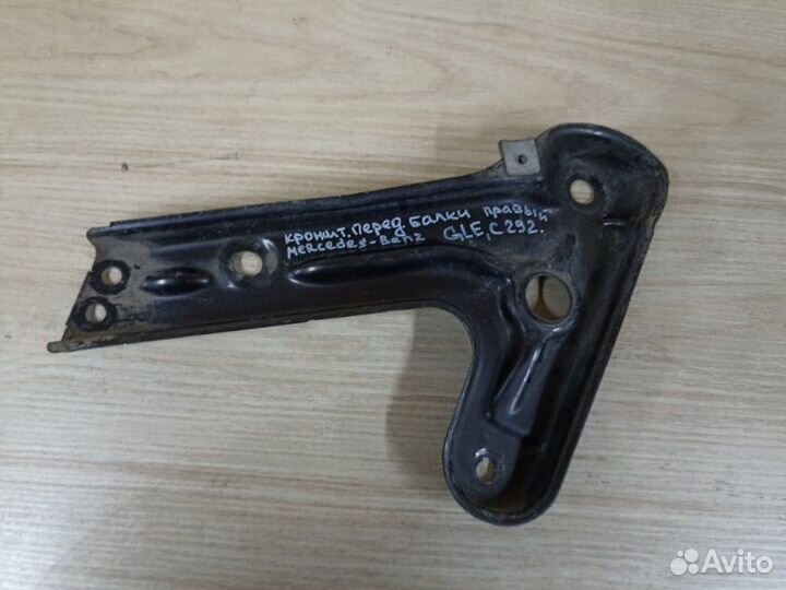 Кронштейн передний Mercedes Ml W164