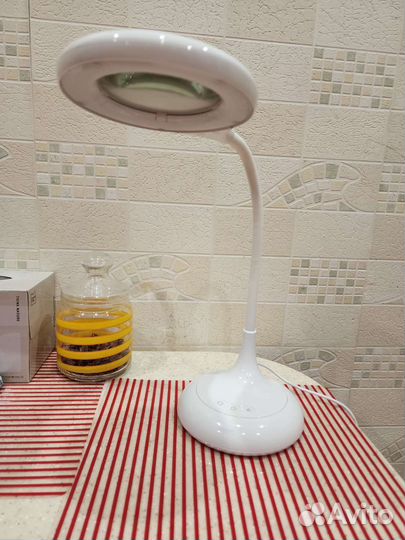 Настольная лампа с увеличительным стеклом (лупа)