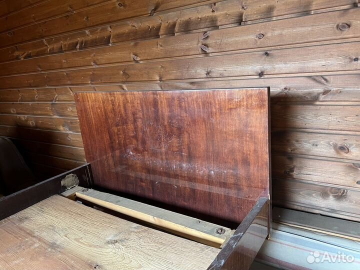 Кровать деревянная