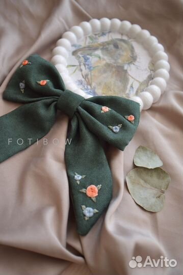 Бант с вышивкой