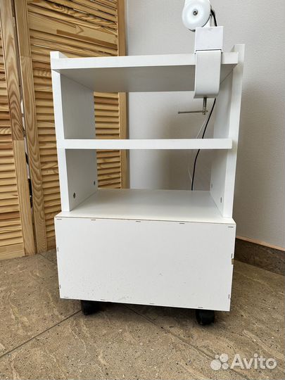 Тумбочка на колесах