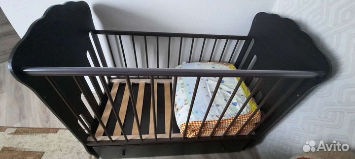 Детская кроватка с маятником и ящиком