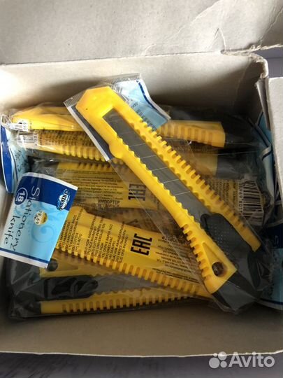 Канцтовары для офиса и школы: степлеры и ножницы п