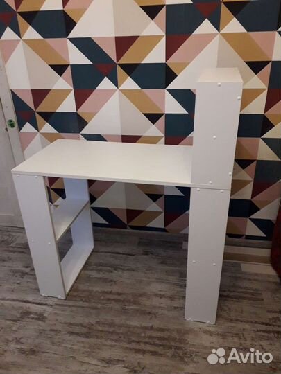Маникюрный стол с полкой
