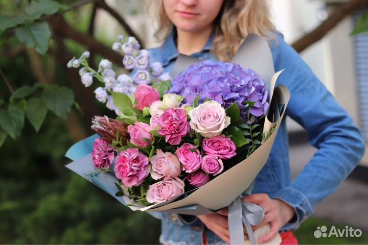 Букеты из кустовых роз, гортензий и ромашек