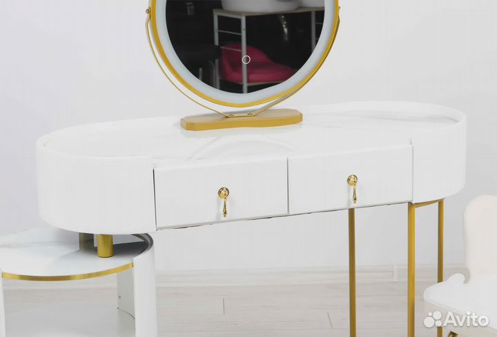 Туалетный столик. Столик с зеркалом и подсветкой