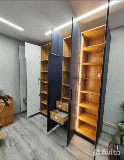 Шкаф распашной встроенный