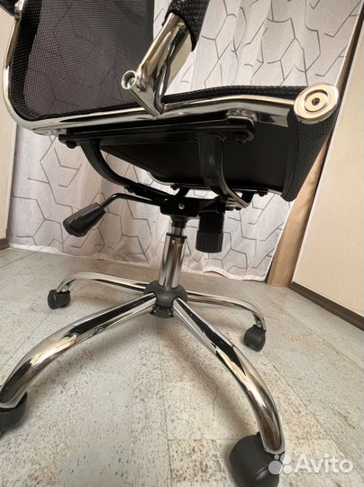 Офисное кресло