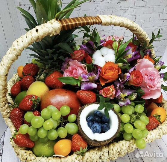 Фруктовые корзины, букеты из фруктов
