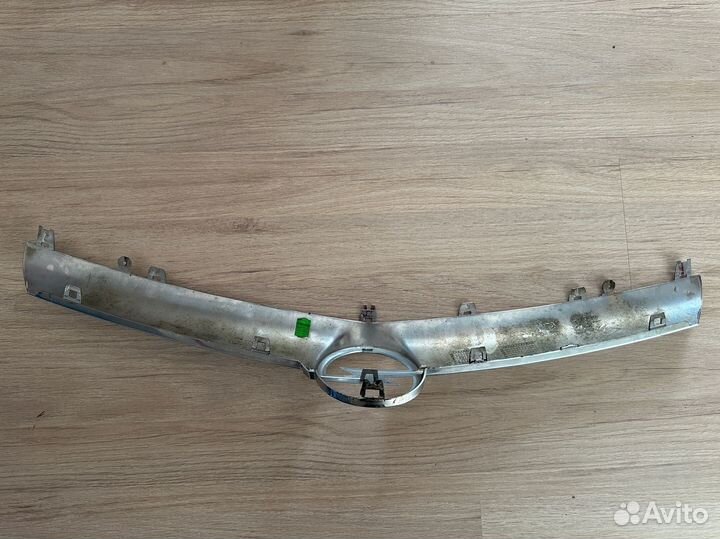 Молдинг решетки радиатора Opel Astra J