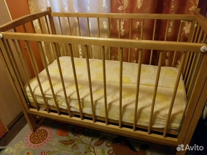 Кровать и столик для кормления