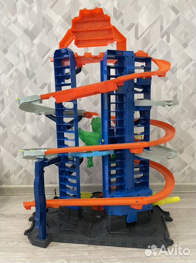 Трек Hot wheels сити гараж с тиранозовром