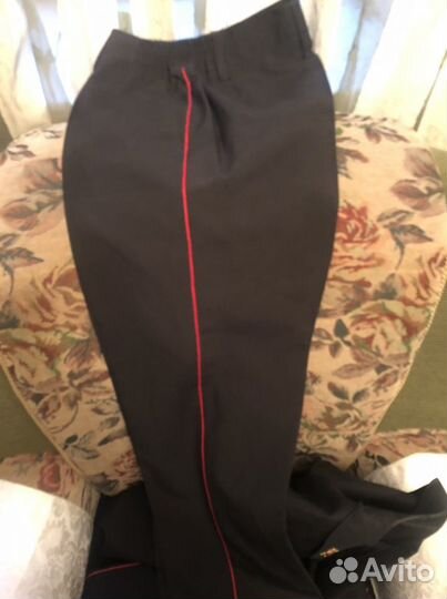 Полицейская брюки и фуражка,новые не разу не одева