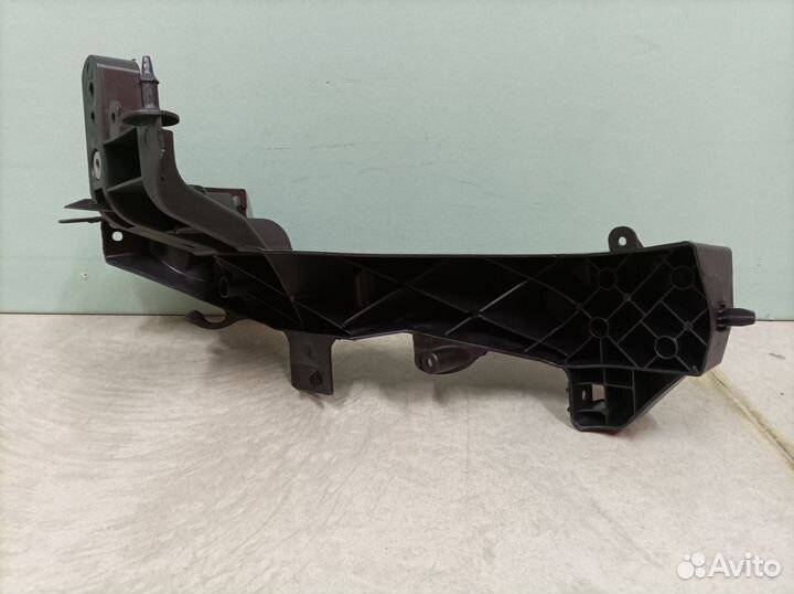 Кронштейн фары левой Jeep Grand Cherokee вк2 2010