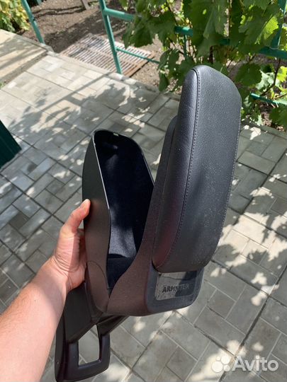 Подлокотник для Nissan Almera g15