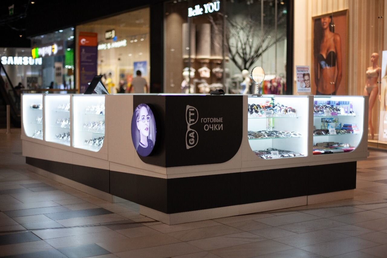 трц оплата. тц авеню на юго западной. красивые торговые центры внутри. посетители тц. много людей в тц.