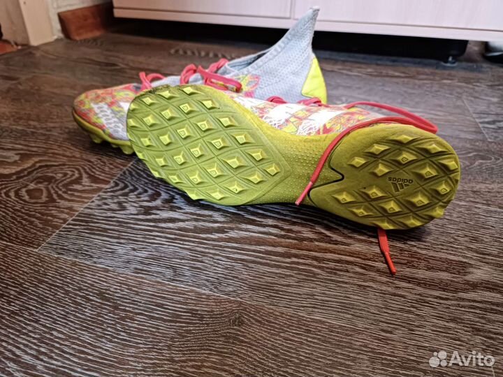 Футбольные бутсы adidas predator